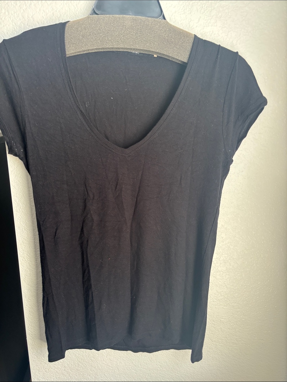 Elie Tahari Black V-Neck Short Sleeve Tee